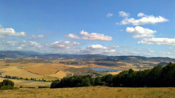 Azpilicuetagaraycosaroyarenberecolarrea (39 chữ cái) nằm ở Azpilkueta, Navarra, Tây Ban Nha. Vùng đất xinh đẹp này có những ngọn đồi thoai thoải, thung lũng bình yên với những ngôi nhà nhỏ nhắn, bình dị. Ảnh: Turismo en Navarra.